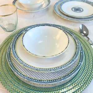 Juego de vajilla Verona de porcelana azul de 24 piezas (6 personas), con borde decorado y motivo central