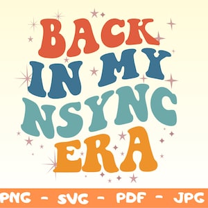 Op de afbeelding: Een retro-afbeelding met de tekst "BACK IN MY NSYNC ERA" in oranje, blauw en teal. Het ontwerp bevat sterretjes en staat tegen een crèmekleurige achtergrond. Bestandsopties worden onderaan weergegeven.