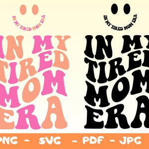 Pode incluir: Um design digital com o texto "In My Tired Mom Era" em letras onduladas rosa e laranja. O texto est&aacute; em uma fonte de estilo retr&ocirc;. O design &eacute; perfeito para uma camiseta, uma caneca ou outros produtos.