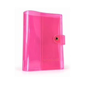 Puede incluir: Una carpeta de plástico translúcido de color rosa brillante con un cierre a presión y un botón de metal dorado. La cubierta frontal tiene la palabra BOOKMARK grabada en el centro inferior. La carpeta tiene un acabado liso y brillante.