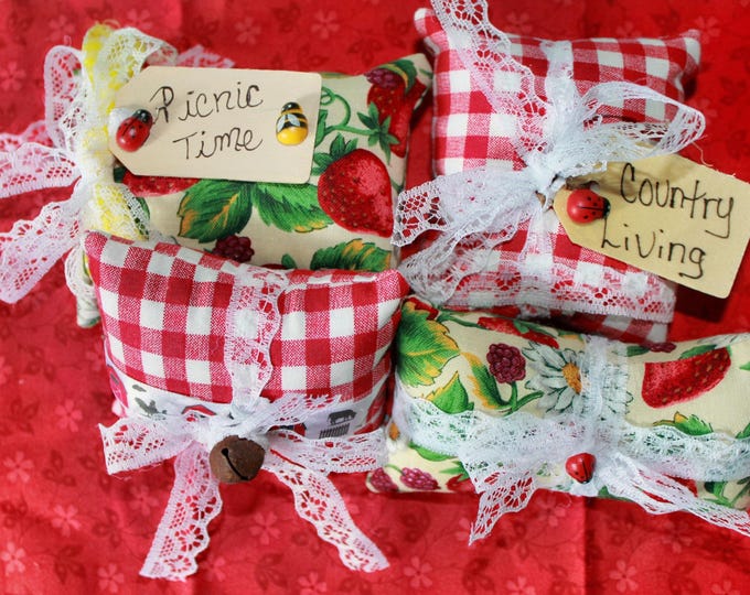 Set (F) 4 Handmade Farm Gingham Country Living Mini Pillows for Bowl Fillers, Tier Trays, Home Decor, Farmhouse Seasonal Bees Ladybug NEW