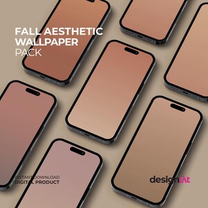 Puede incluir: Un conjunto de seis fondos de pantalla digitales para teléfono con una estética otoñal en tonos cálidos y suaves. El texto "FALL AESTHETIC WALLPAPER PACK" se muestra en la parte superior de la imagen.