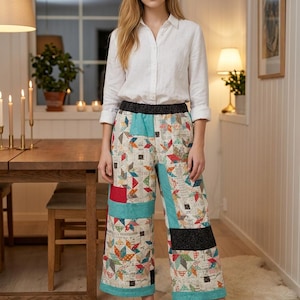 Handgjord lapptäcke från vår butik. Stretchigt armband som sitter smickrande på alla figurer. Känd för komfort, komplimanger och handgjord