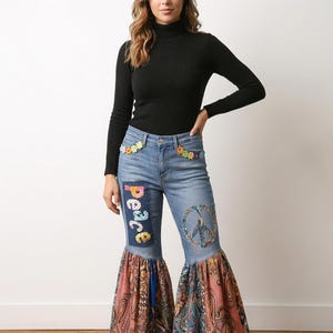 Ce pantalon patchwork upcyclé à jambes évasées fait fureur sur d'autres plateformes. Vous recevrez des tas de compliments !