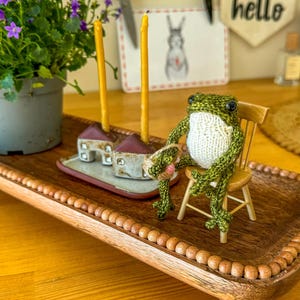 Handgemachter gestrickter Frosch, gestrickter Froschspielzeug, Miniaturfrosch, Merinowolle-Frosch, gestrickte Tierkunst, winzige posierbare Puppe, handgemachtes Sammlerfrosch