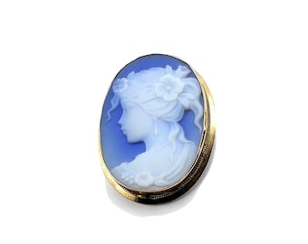Circa 1980, a 18k Yellow Gold Blue and White Agate Carved