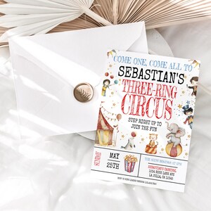 Op de afbeelding: Een witte uitnodigingskaart met een gouden waszegel en een circus-thema ontwerp. De uitnodiging luidt "Kom allemaal naar Sebastian's Three-Ring Circus" met illustraties van circusdieren en artiesten. De datum is 25 mei.