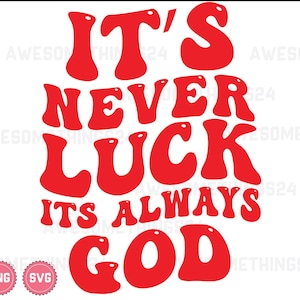 Op de afbeelding: Rode en witte tekstafbeelding met de zin "It's never luck, it's always God" in een retro-lettertype stijl.