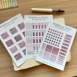 Vrouwelijke stoffige roos aquarel achtergrond functionele planner stickervel volledige set bundel weekplanner mini kalender datums en dagen omslag