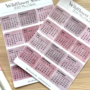 Calendario 2025 con texture acquerello rosa antico, mini adesivi mensili per pagine di planner, fogli di adesivi per diario, cancelleria opaca