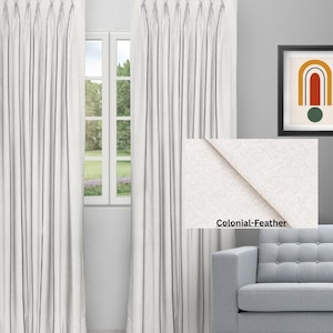 Puede incluir: Cortinas blancas plisadas con una barra de cortina negra colgada en una ventana. Las cortinas están hechas de una tela texturizada con un brillo sutil. Se muestra un primer plano de la tela con el texto "Colonial-Feather".