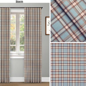 以下が含まれることがあります： 「Storm」という文字が書かれた、青、茶色、白の格子柄のカーテンが2枚。