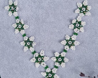 Ketting met bloemenkralen, handgemaakte groene en parelsieraden, op de natuur geïnspireerde statementketting, elegante modeaccessoires met kralen