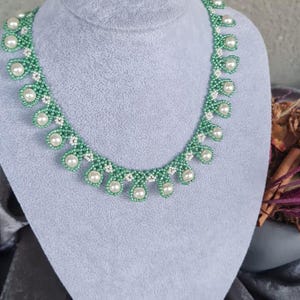 Green pearl necklace, emerald beaded choker, vintage-style jewelry, classic beaded necklace, handmade pearl jewelry, beaded necklace
