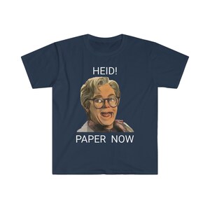 以下が含まれることがあります： メガネをかけた人物の肖像画と、白で「HEID！PAPER NOW」と書かれたネイビーブルーのTシャツ。肖像画の人物は驚いた表情をしています。Tシャツは柔らかい素材で作られています。