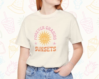 Camiseta unisex con estampado "Forever Chasing Sunsets" / 7 colores / Tallas S a 3XL / Verano / Vibraciones playeras / Estética bohemia / Regalo para vagabundos playeros
