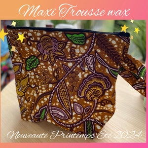 May include: A brown and white patterned zippered pouch with a black zipper. The pouch has a floral design with green leaves and yellow accents. The text "Maxi Trousse wax" is written in white at the top of the image. The text "Nouveauté Printemps Ete 2024" is written in white at the bottom of the image.