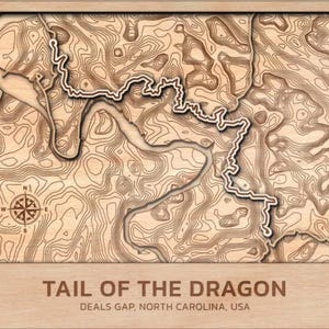 Topografische kaart Tail of the Dragon Race Track gegraveerd en geverfd | Handgemaakt racedecor | Lokaal NC-cadeau | Uniek housewarmingcadeau