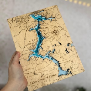 Mapa topográfico del lago Coeur d'Alene grabado y pintado / Decoración para el hogar hecha a mano / Regalo local de CDA / Regalo único para inauguración de la casa