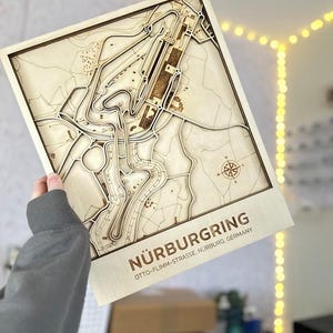 Nurburgring racebaan gegraveerde houten topokaart – uniek motorsportmuurkunstcadeau voor racefans