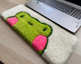 Handmade Fluffy Frog Keyboard Rug: Cute Acrylic Desk Decor