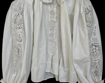 Vintage Embroidered white peasant’s blouse small sized
