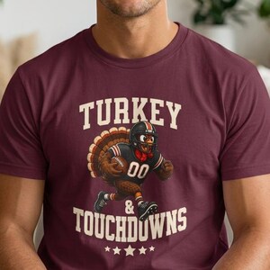 Rolig fotboll, kalkon och touchdowns-t-shirt, Thanksgiving-fotboll, kalkondagen, Gildan 5000 unisex kraftig bomullströja