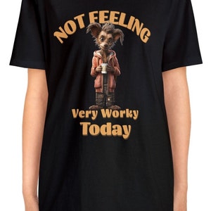 Peut inclure: T-shirt noir avec un chien de dessin animé portant un sweat-shirt rouge et tenant une tasse de café. Le texte "Not Feeling Very Worky Today" est imprimé sur le t-shirt en marron.
