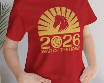 2026 – Rok Konia, Chiński Horoskop Złotego Słońca, Koszulka z krótkim rękawem Bella Canvas 3001 Unisex