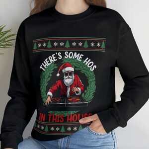 Es gibt einige Hos In diesem Haus DJ Santa Lustige Weihnachtsfeier hässliches Sweatshirt