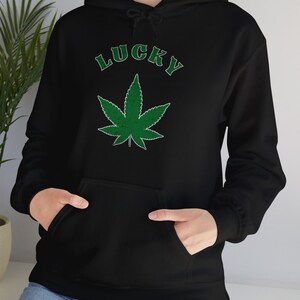 Sudadera unisex de mezcla pesada con diseño de trébol de San Patricio, orgánica y natural, con diseño de Mary Jane de la suerte y divertida