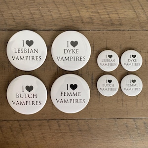 Ich liebe lesbische Vampire – Anstecknadeln in 32 mm und 58 mm