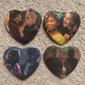 Pode incluir: Quatro pinos em forma de coração com diferentes casais. O primeiro pino mostra um casal em um ambiente vintage, o segundo pino mostra um casal em um ambiente moderno, o terceiro pino mostra um casal em um ambiente romântico e o quarto pino mostra um casal em um ambiente divertido.