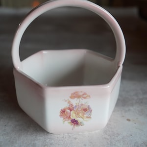 Elegantie uit het midden van de eeuw: handgeschilderde porseleinen mand R.B. Bernarda