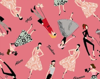Könnte beinhalten: Ein sich wiederholendes Muster auf rosa Hintergrund mit stilisierten Modeillustrationen. Die Illustrationen zeigen Frauen in verschiedenen Posen, in Kleidern und mit kleinen Hunden. Die Wörter "Style", "Fashion", "Allure" und "Glamour" sind vorhanden.