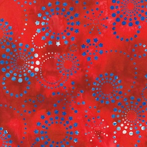 Peut inclure: Un tissu rouge vif présentant un motif répétitif d'éclats de feux d'artifice circulaires bleus. Le design se compose de petits points bleus et d'étoiles à cinq branches disposés en cercles concentriques sur un fond rouge nuancé.