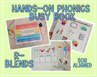 Può includere: Un libro di attività fonetiche Hands-On Phonics per i gruppi consonantici con la R, con una copertina arcobaleno, una pagina di raccoglitore con adesivi illustrati come una rana e patatine, e una scheda di esercizi, con pennarelli colorati.