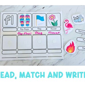Op de afbeelding: Een printbare educatieve activiteit voor kinderen om te leren over woorden die beginnen met de letter "fl". De activiteit bevat een werkblad met de letters "fl" en afbeeldingen van een vlag, slippers, een bloem, een flamingo, een vlieg en een vlam. De woorden "vlag", "bloem", "flamingo", "slippers", "vlieg" en "vlam" staan onder de afbeeldingen. Het werkblad bevat ook lege vakken waar het kind de woorden in kan schrijven.