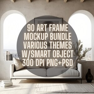 Peut inclure: Un ensemble de maquettes de 90 cadres d'art avec différents thèmes. Les cadres sont présentés dans un salon avec un canapé blanc, un tapis et une plante. Le texte "90 ART FRAME MOCKUP BUNDLE VARIOUS THEMES W/SMART OBJECT 300 DPI PNG+PSD" est affiché sur l'image.