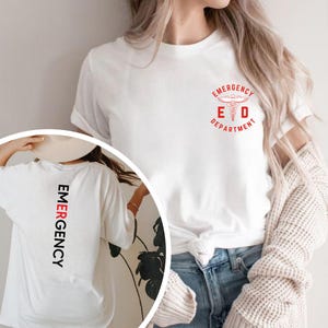 Puede incluir: Camiseta blanca con el logo rojo "Emergency Department" en la parte delantera y la palabra "EMERGENCY" impresa verticalmente en la espalda. La camiseta tiene cuello redondo y mangas cortas. El dise&ntilde;o incluye un s&iacute;mbolo m&eacute;dico.