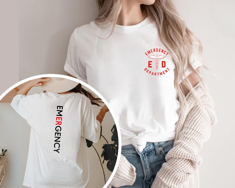 Puede incluir: Camiseta blanca con el logo rojo "Emergency Department" en la parte delantera y la palabra "EMERGENCY" impresa verticalmente en la espalda. La camiseta tiene cuello redondo y mangas cortas. El dise&ntilde;o incluye un s&iacute;mbolo m&eacute;dico.