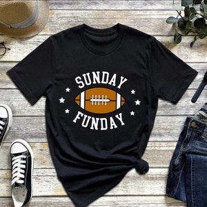 Pode incluir: Camiseta preta com um gr&aacute;fico branco de uma bola de futebol e o texto "SUNDAY FUNDAY".