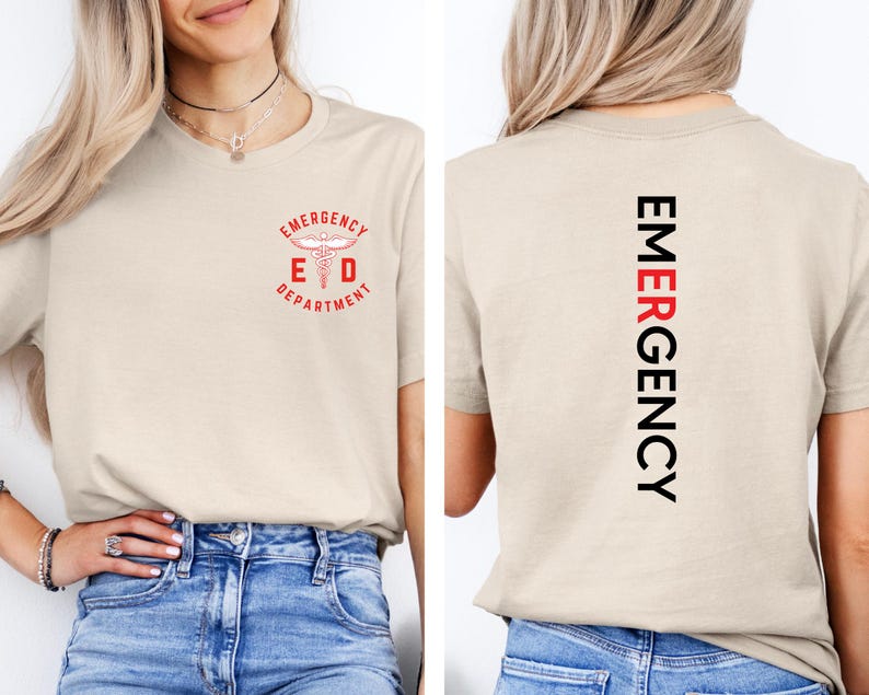 Puede incluir: Camiseta beige con un dise&ntilde;o rojo y negro. La parte delantera de la camiseta presenta el texto "Emergency Department" con un s&iacute;mbolo m&eacute;dico. La parte trasera de la camiseta tiene la palabra "EMERGENCY" impresa verticalmente en negro y rojo.