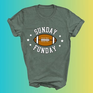 Pode incluir: Uma camiseta verde escura com o texto "SUNDAY FUNDAY" e um gr&aacute;fico de futebol no centro. O texto &eacute; branco e a bola de futebol &eacute; marrom e branca.