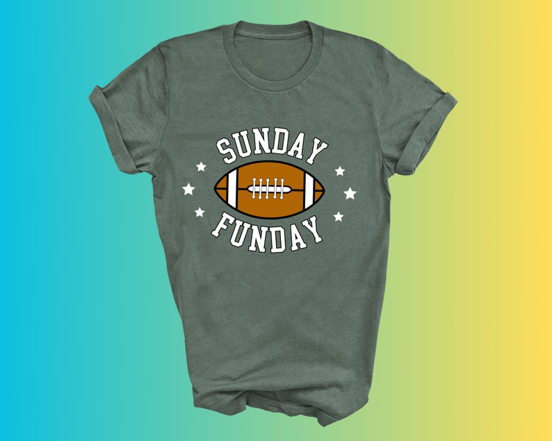 Pode incluir: Uma camiseta verde escura com o texto "SUNDAY FUNDAY" e um gr&aacute;fico de futebol no centro. O texto &eacute; branco e a bola de futebol &eacute; marrom e branca.