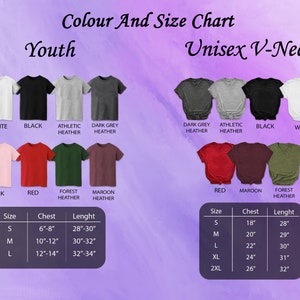 Puede incluir: Una tabla de colores y tallas para camisetas de cuello en V unisex y juveniles. La tabla muestra varios colores de camisetas, incluyendo blanco, negro, rosa, rojo y gris jaspeado. Las medidas est&aacute;n en pulgadas.
