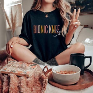 Camiseta del Club de Rodilla Biónica para regalo de reemplazo de rodilla, sudadera de cirugía de rodilla, camiseta postoperatoria de rodilla nueva, camiseta de reemplazo de rodilla para el día de la cirugía imagen 2