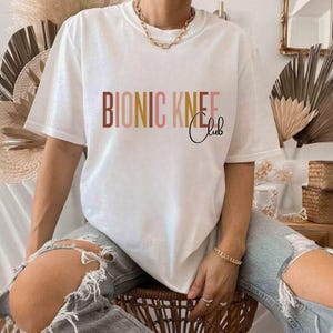 Camiseta del Club de Rodilla Biónica para regalo de reemplazo de rodilla, sudadera de cirugía de rodilla, camiseta postoperatoria de rodilla nueva, camiseta de reemplazo de rodilla para el día de la cirugía imagen 1