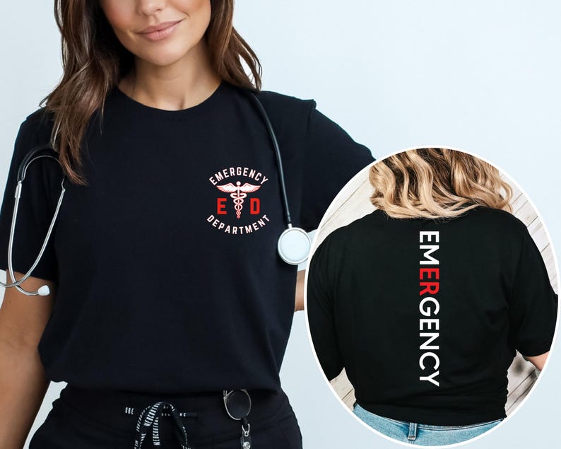 Puede incluir: Camiseta negra con la inscripci&oacute;n "Emergency Department" y un s&iacute;mbolo m&eacute;dico en la parte delantera. La parte trasera de la camiseta tiene la palabra "EMERGENCY" en blanco y rojo, impresa verticalmente.