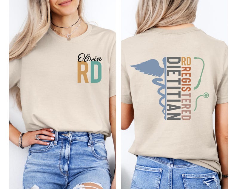 Puede incluir: Camiseta beige con el texto "Olivia RD" en negro, dorado y verde azulado. La parte trasera de la camiseta presenta un s&iacute;mbolo de caduceo con las palabras "RD Registered Dietitian" en verde azulado, marr&oacute;n y gris. La camiseta la lleva una persona.
